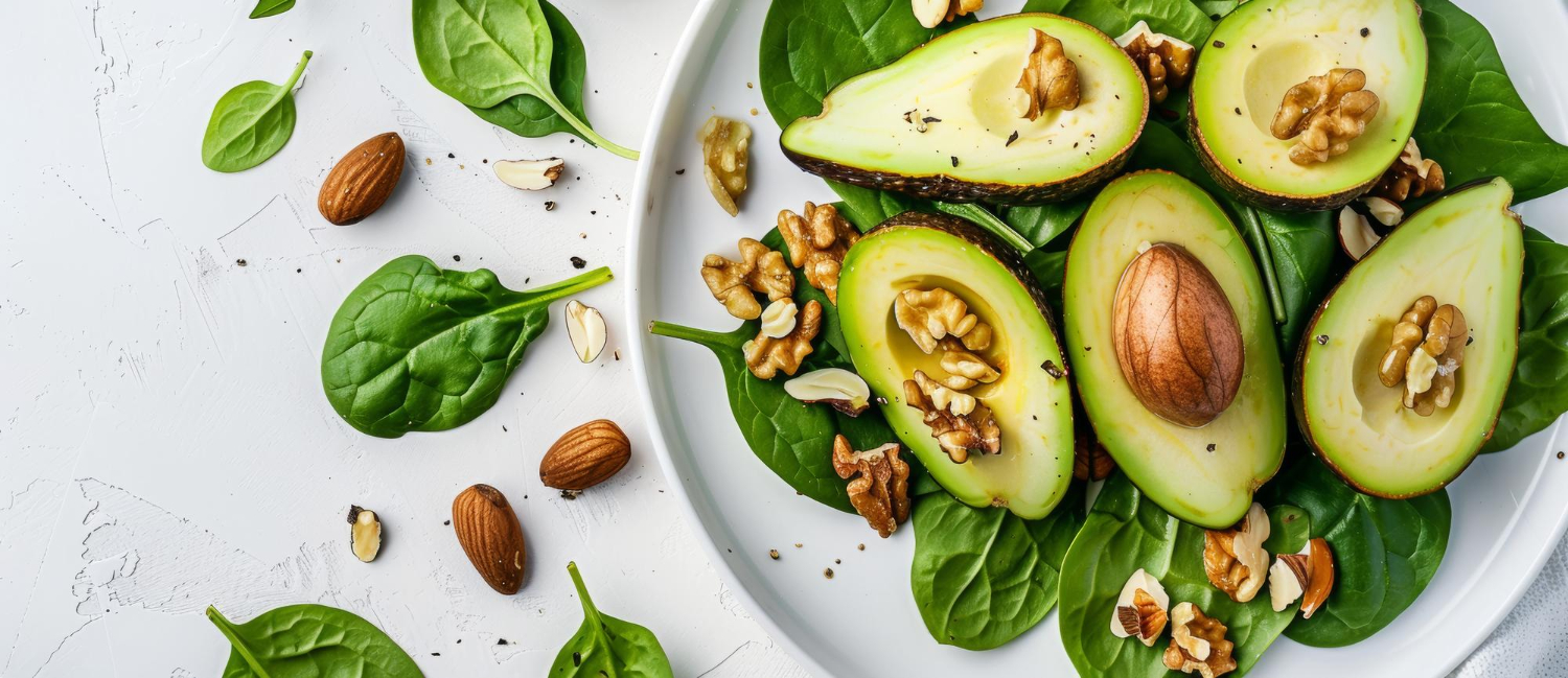 Avocado, spinaci e frutta secca in un piatto equilibrato